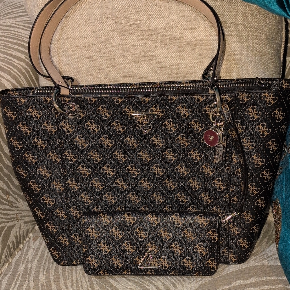 Guess Noelle II  Tote And Matching Wallet / Wristlet And Key Chain  3 Items  Set